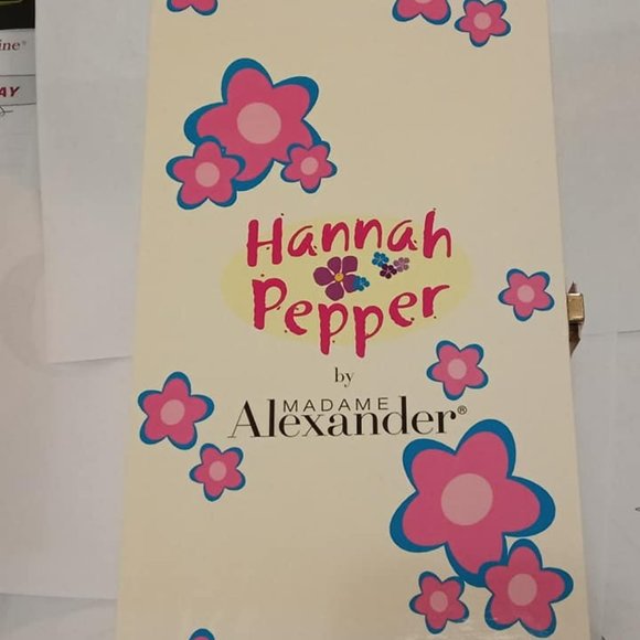 Collectible Madame Alexander Hannah Pepper Trunk Set - Picture 6 of 8